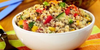 Salada de quinoa com tomate e pimentão