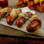 Receita de salsicha e bacon ao forno para um lanche da tarde