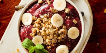 tigela com mirtilos e granola