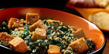 Tofu assado com espinafre