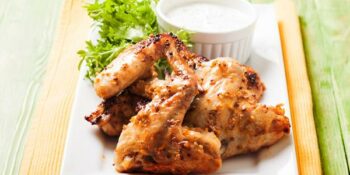 Asa de frango assada ao molho de laranja e gergelim