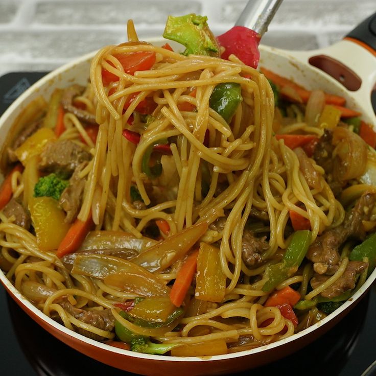 Macarrão com carne e legumes prático