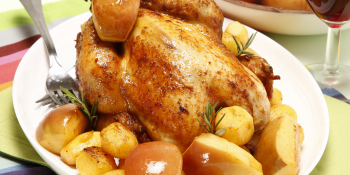 Frango assado com maçã