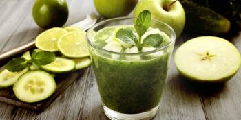 bebida fresca com maçã e pepino