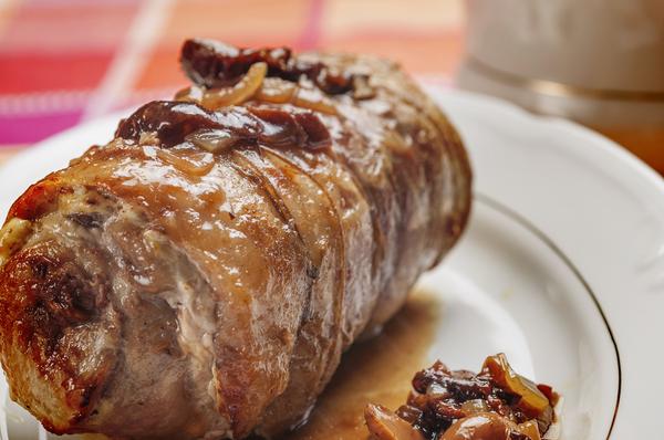 Essa receita de enroladinho de carne e bacon é perfeita para servir as visitas