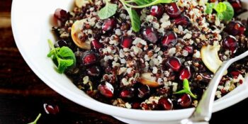 Salada de quinoa com romã e castanha de caju