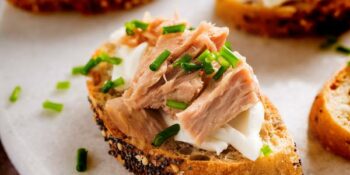 bruschetta de atum e queijo boursin