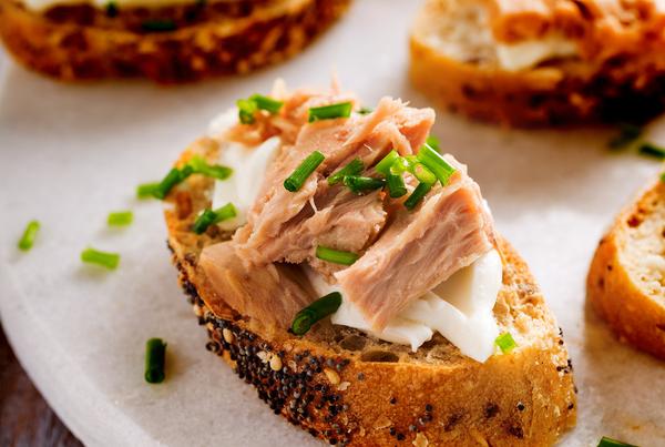 Receita de bruschetta de atum e queijo boursin
