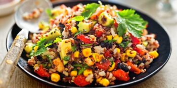 Salada mista com gergelim escuro