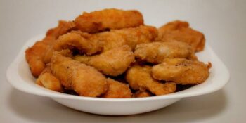Iscas de frango picante à milanesa