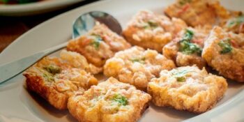 Tofu frito com alho