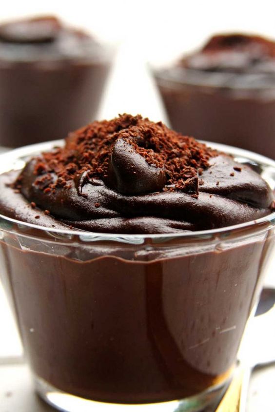 mousse de chocolate abacate vegano cremoso