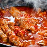 Asas de frango com molho de tomate