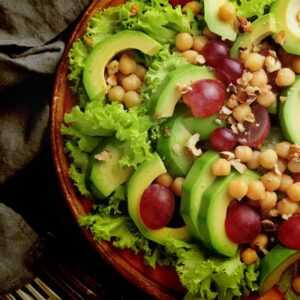 salada com abacate simples e fácil