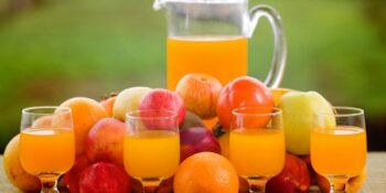 suco de caqui, maçã e laranja