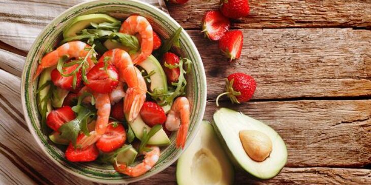 Receita de salada com camarão saborosa e nutritiva