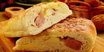 pão com linguiça e queijo