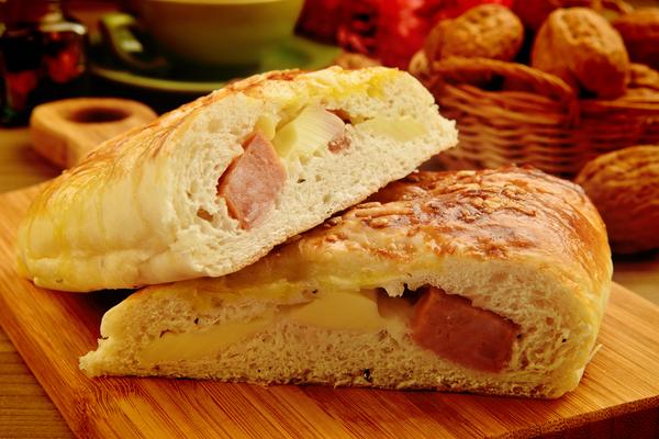 Pão com linguiça e queijo simples fácil tudo gostoso