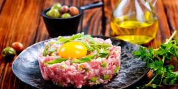 bife tártaro com gema de ovo