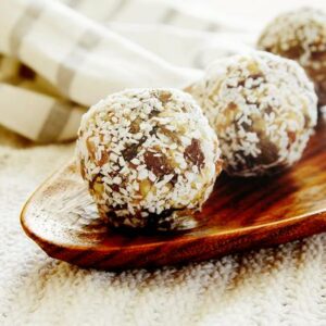 Docinhos de amendoim, passas e coco tudo gostoso simples