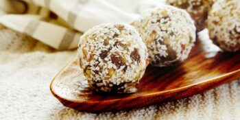docinhos de amendoim, passas e coco