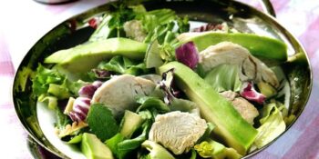 salada de frango e repolho roxo