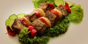 espetinho com carne de porco, cebola e pimentão