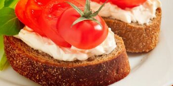 bruschetta de ricota e tomate cereja