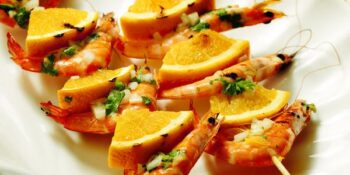 espeto de camarão e laranja