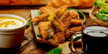 Iscas de frango empanadas com fubá