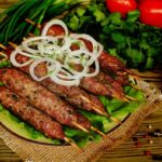 espetinho de carne moída e alecrim tudo gostoso simples