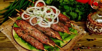 espetinho de carne moída e alecrim