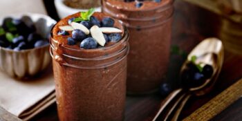 chia com leite de coco e mirtilo