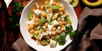 salada com grão-de-bico