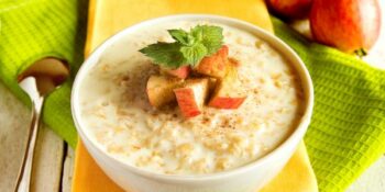 Mingau de aveia com maçã e banana