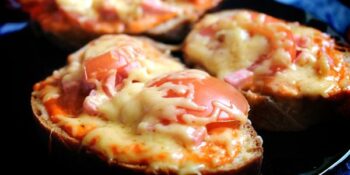 bruschetta com presunto defumado e tomate