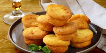 mini bolos de pão de ló e queijo