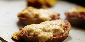 Bruschetta com presunto e queijo suíço