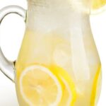 Limonada gaseificada com poucos ingredientes que fica igual refrigerante