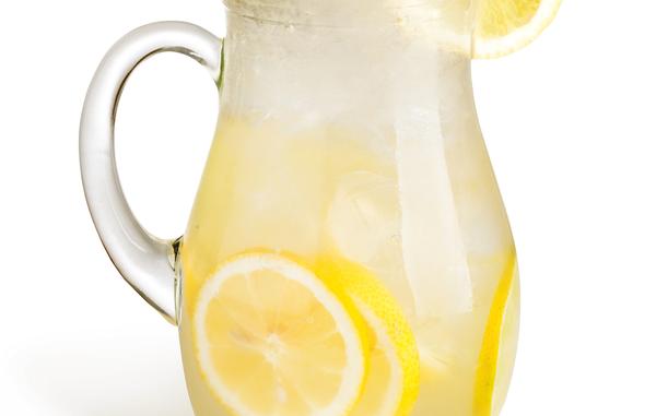 Limonada gaseificada com poucos ingredientes que fica igual refrigerante