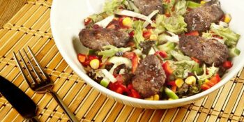 salada com fígado de frango