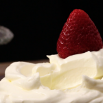 Chantilly caseiro: receita tradicional para usar em bolos e doces