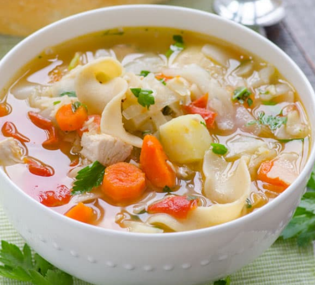 Sopa de soja e macarrão