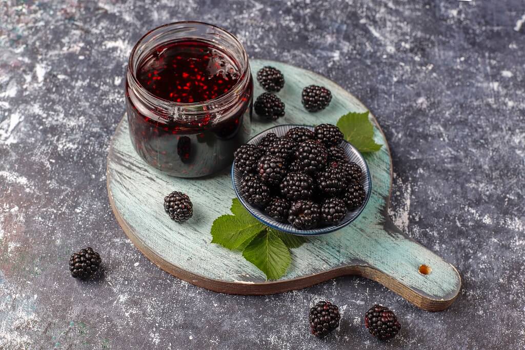 água fresca com amora e hortelã do @cookreceitas