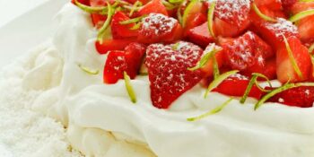 suspiro, chantilly e morangos