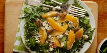 salada de rúcula, laranja e molho gorgonzola