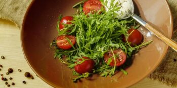 salada de agrião, rúcula e tomate