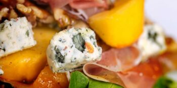 salada de pêssego, espinafre e gorgonzola