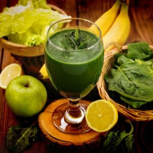 Suco detox com espinafre e limão tudo gostoso