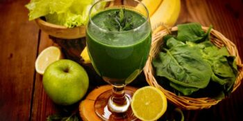 suco detox com espinafre e limão